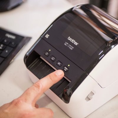 מדפסת מדבקות רחבה תרמית  Brother QL-1100 מדפסת מדבקות רחבה תרמית  Brother QL-1100